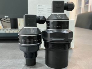 Cảm biến đo mức dạng siêu âm + Màn hình hiển thị điều khiển 4 cam bien sieu am gia re